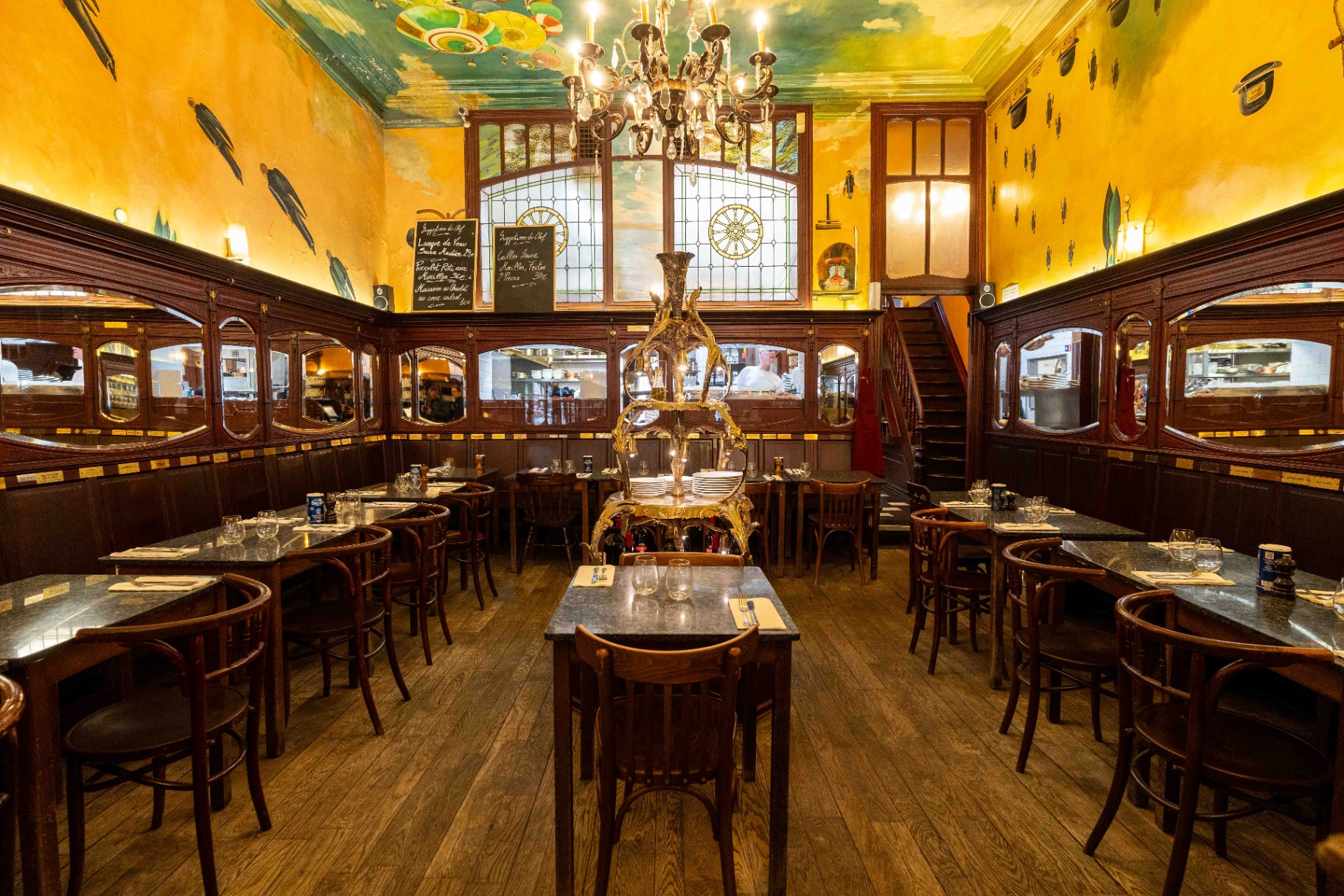 Intérieur de La Roue d'Or, brasserie Belle Époque à Bruxelles